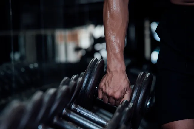 Зачем нужны силовые тренировки после 40 лет: 10 важных упражнений для мужчин среднего возраста