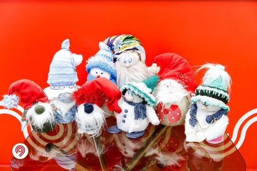 Коллекция из семи игрушечных гномов и одного снеговика, забытая в новогодние праздники в московском метро