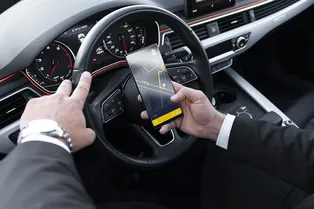 Парковка без смартфона и штрафов: в России могут ввести оплату через транспондер