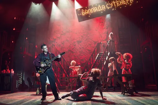 Иван Васильев на сцене театра им. В. Ф. Комиссаржевской в спектакле «Трехгрошовая история»