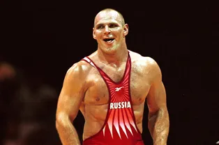 42 подтягивания и 280 приседаний за раз: реальная сила богатыря из Сибири Александра Карелина 42 подтягивания и 280 приседаний за раз: реальная сила богатыря из Сибири Александра Карелина