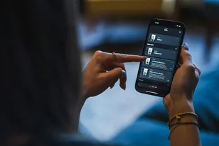 Нейросети «из коробки»: в России введут обязательную предустановку отечественного ИИ на смартфоны