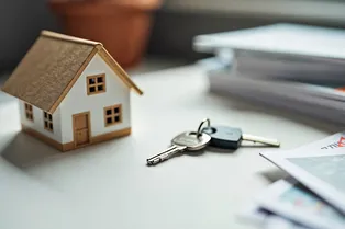 Россияне массово продают ипотечные квартиры: на кредиты больше не хватает денег Россияне массово продают ипотечные квартиры: на кредиты больше не хватает денег