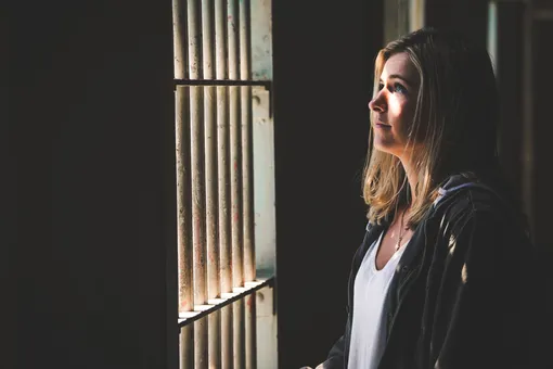 Женщина в тюрьме Женщина в тюрьме