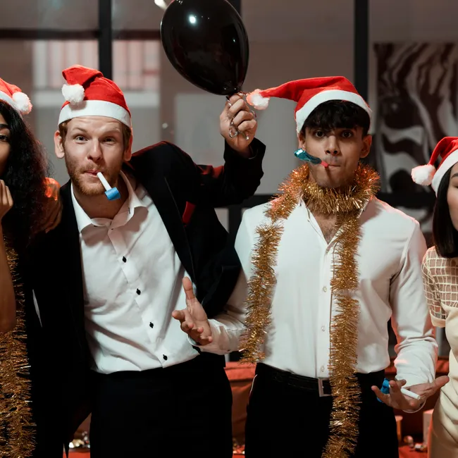 Как вести себя на новогоднем корпоративе, чтобы получить повышение: 10 правил от экспертов по этикету
