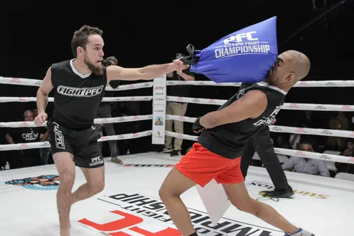 UFC протестует против странного промоушена, покорившего соцсети: там дерутся на подушках и вызывают Дану Уайта
