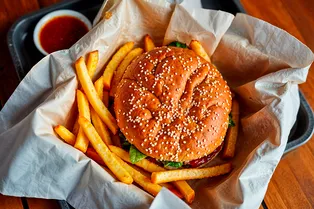 Что общего у газировки и фастфуда с фруктами и овощами? Почти ничего: ученые считают, что они больше похожи на сигареты