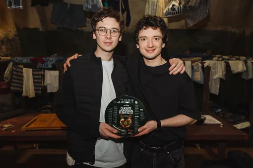 Федор и Никита Кравчуки на съёмочной площадке фильма «Коммерсант» (2026)