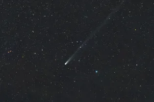 Самая яркая комета года пролетела над Россией: взгляните на эти уникальные кадры