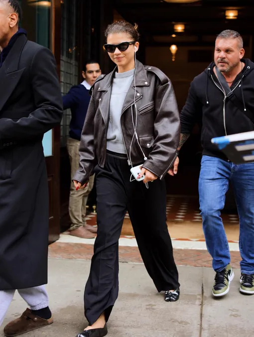 Американская актриса Зендея в 2025 году поддержала тренд на возвращение проводных наушников