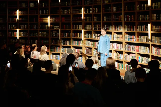 Простой человек: Алексей Зимин представил поэтическую программу о прелестях несовершенства