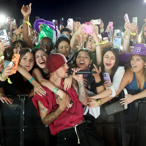 «Ленивое» выступление на Coachella, Билли Айлиш и груз старых травм: почему все снова без ума от Джастина Бибера