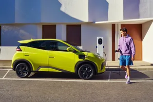 Tesla больше не производитель электромобилей номер один