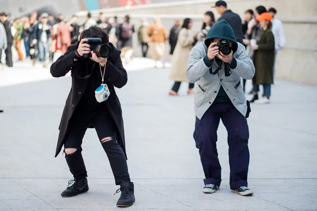 Вместо люкса — дедушкин халат: модель из Киргизии покорила Vogue на Неделе моды в Сеуле