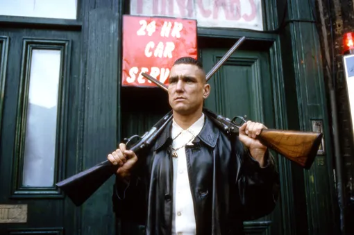 Винни Джонс в фильме «Карты, деньги, два ствола» (1998)