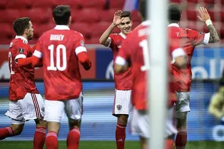 Игроки сборной России по футболу выиграли матч со Словакией, ни разу не забив Игроки сборной России по футболу выиграли матч со Словакией, ни разу не забив