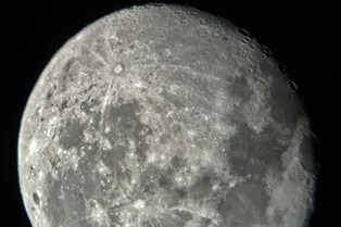 Размером с два стадиона: на Луне обнаружили гигантский кратер, который появился совсем недавно Размером с два стадиона: на Луне обнаружили гигантский кратер, который появился совсем недавно