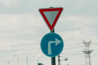 Как работает дорожной знак «Уступи дорогу»: приоритеты и штрафы Как работает дорожной знак «Уступи дорогу»: приоритеты и штрафы