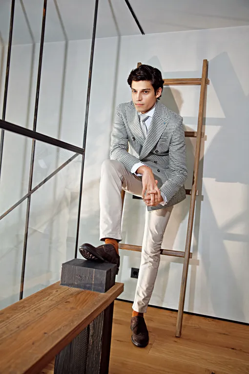 Рубашка, брюки и галстук, BOGGI MILANO; пиджак, GIAMPAOLO; носки, FALKE; броги, GEOX