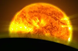 «Неадекватный размер»: ученые зафиксировали на Солнце гигантский протуберанец, опасный для Земли «Неадекватный размер»: ученые зафиксировали на Солнце гигантский протуберанец, опасный для Земли