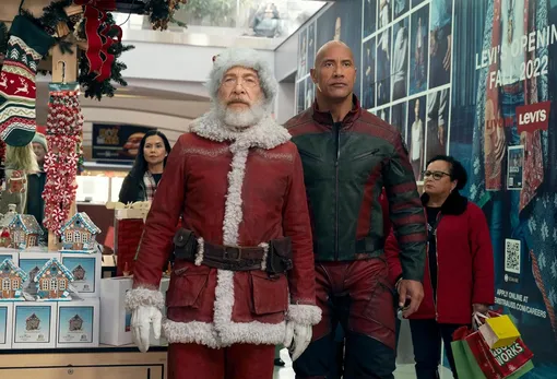 Дж.К. Симмонс и Дуэйн Джонсон в фильме «Миссия: Красный» (2024)