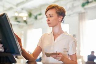 Купили в 2025, возвращаете в 2026: юрист разъяснил, как правильно оформить возврат