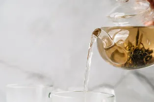 Чай помогает избавиться от опасного жира: сколько кружек в день нужно пить?