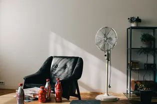 Спасаемся от жары: этот простой лайфхак поможет охладить квартиру без кондиционера