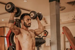 Чем заменить жим Арнольда, если от него болят плечи