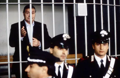 Сальваторе «Тото» Риина на скамье подсудимых, 1993 год Сальваторе «Тото» Риина на скамье подсудимых, 1993 год
