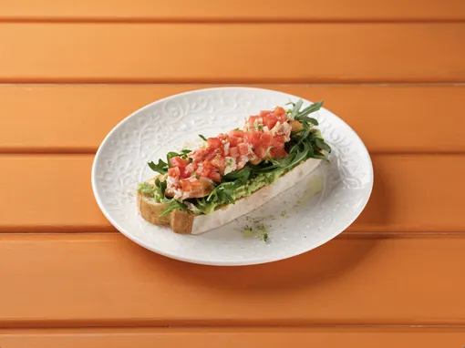 Брускетта с камчатским крабом