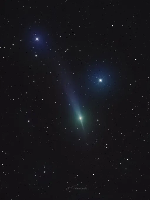 Снимок 3I/ATLAS от 1 декабря показал то, чего не объясняет ни одна естественная кометная модель: зеленый антихвост против солнечного ветра и синий хвост по ветру Снимок 3I/ATLAS от 1 декабря показал то, чего не объясняет ни одна естественная кометная модель: зеленый антихвост против солнечного ветра и синий хвост по ветру