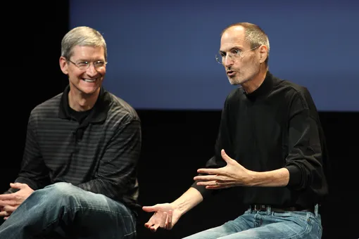 Тим Кук и Стив Джобс на пресс-конференции, 2010 год