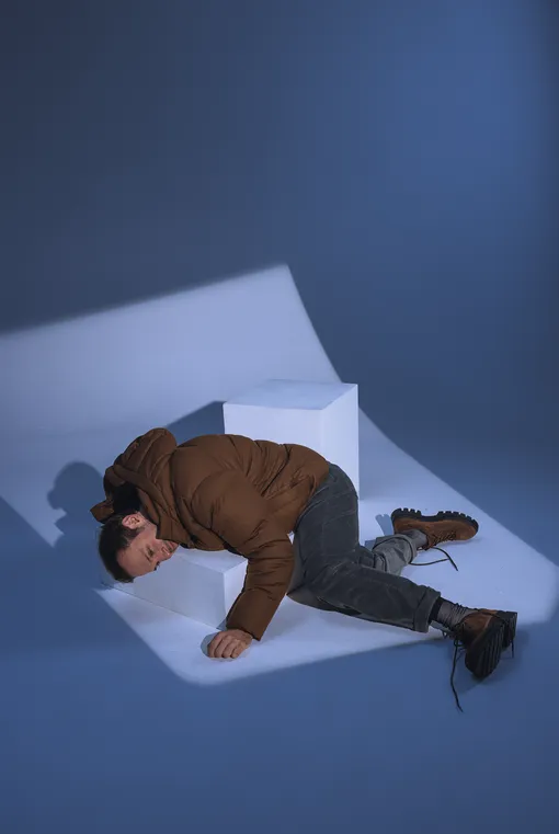 Пуховик, BOGGI MILANO; брюки, RICHARS J. BROWN, «КАШЕМИР И ШЕЛК»; носки, FALKE; ботинки, PRINCIPE DI BOLOGNA