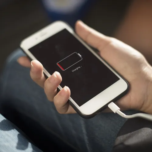 Черный экран вместо зарядки: новые iPhone не включаются при нулевом заряде батареи