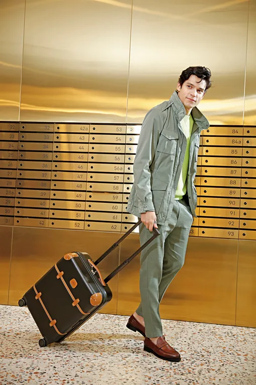 Куртка, DIEGO M; брюки, STRELLSON; джемпер, FINN FLARE; лоферы, PAL ZILERI; чемодан, BRIC’S, ЧемоданPRO; кольцо, GREGORY LEPS JEWELRY