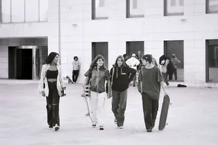 Зумеры в России оказались самым счастливым поколением. А кто переживает больше всего?