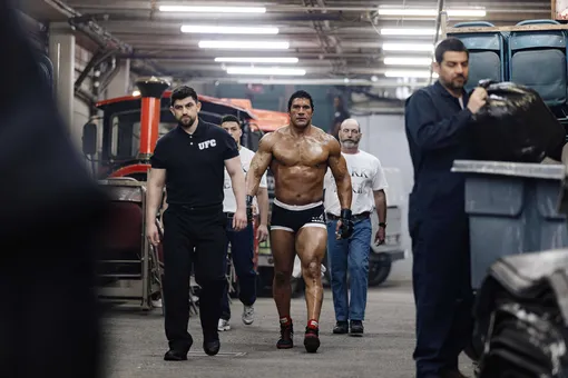 Кадр из фильма «Крушащая машина (2025)