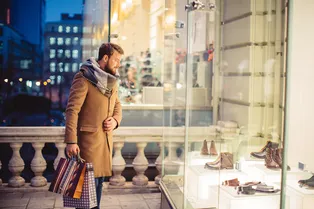 «Вас здесь не ждут»: все меньше россиян скучают по зарубежным брендам одежды