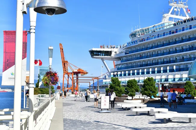 Больше тысячи россиян застряли на круизных лайнерах в Персидском заливе: что с ними будет