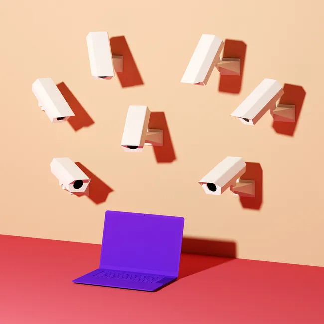 Нужно ли бояться слежки через веб-камеру? Объясним за 2 минуты