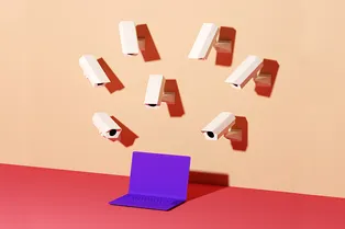 Нужно ли бояться слежки через веб-камеру? Объясним за 2 минуты