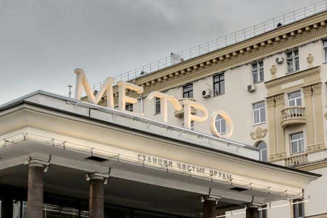 От гномов до кошачьих костюмов: что москвичи забывали в метро на Новый год