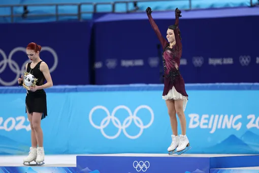Александра Трусова и Анна Щербакова на пьедестале почета Зимних Олимпийских игр 2022 года в Пекине