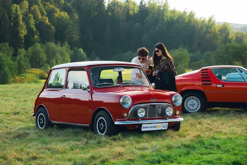 Гости конкурса рядом с автомобилем Mini Cooper