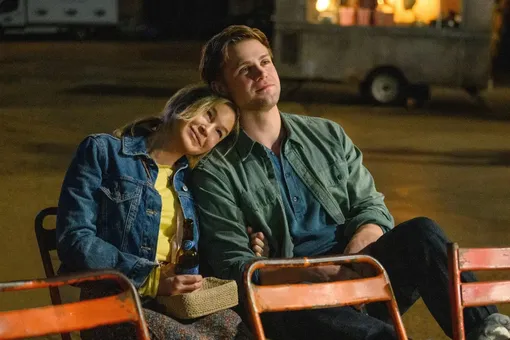 Рене Зеллвегер и Лео Вудалл в фильме «Бриджит Джонс. Без ума от мальчишки» (2025)