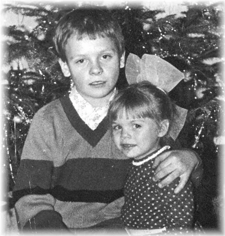 Актер в детстве с сестрой
