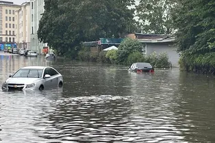 Выборг ушел под воду: жители Ленобласти остались без света из-за аномальных ливней