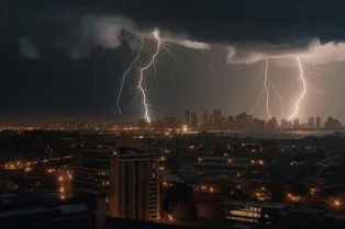 Смерчей и гроз станет больше: жителей Москвы предупредили об опасных погодных явлениях Смерчей и гроз станет больше: жителей Москвы предупредили об опасных погодных явлениях