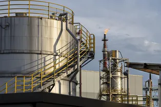 Дроны атаковали крупнейший нефтехимический комплекс России: завод в Тобольске приостановил работу Дроны атаковали крупнейший нефтехимический комплекс России: завод в Тобольске приостановил работу